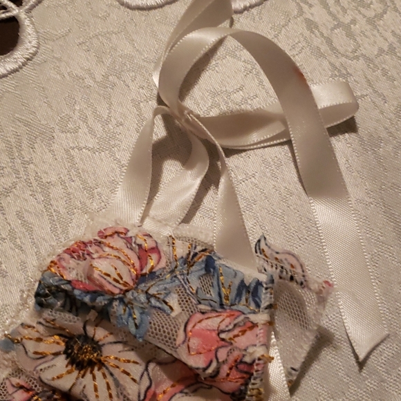 Victoria secret woman - Picture 7 of 8